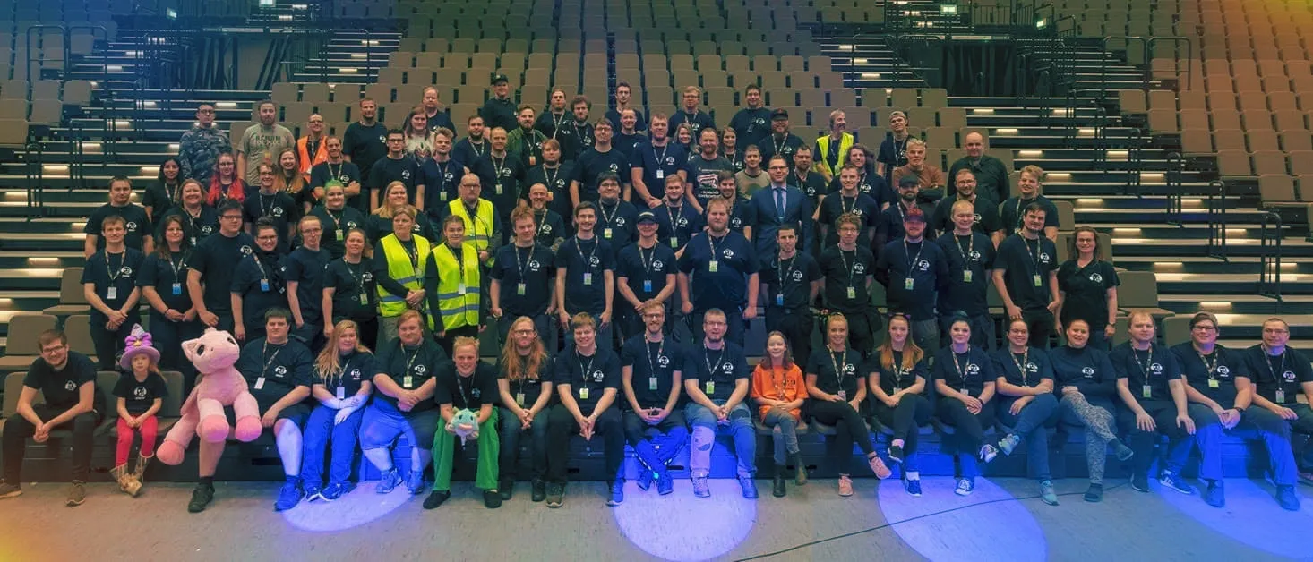 Hele crewet samlet på tribunen i Gigantium, i sorte crewshirts og gule veste